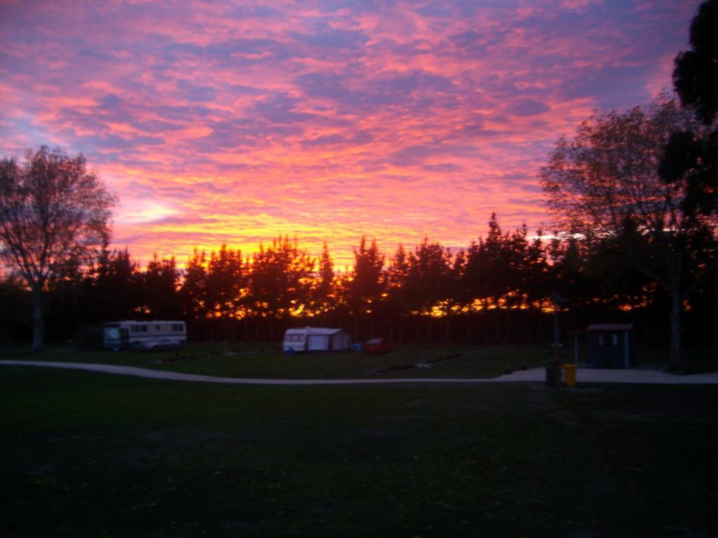 Glenavys Waitaki River Motor Camp ภายนอก รูปภาพ
